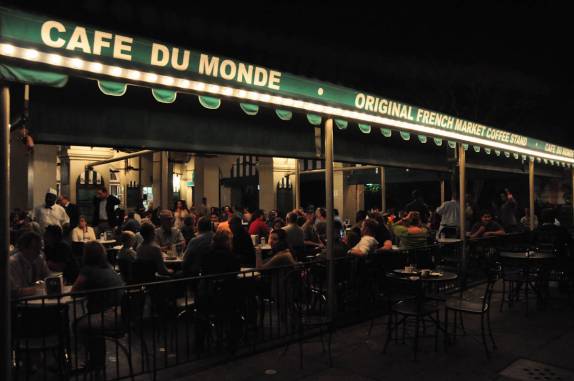O famoso e boêmio Cafe du Monde, em New Orleans, na Louisiana, nos Estados Unidos